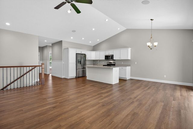 5653 E Creekside Lane, Bettendorf, IA 52722