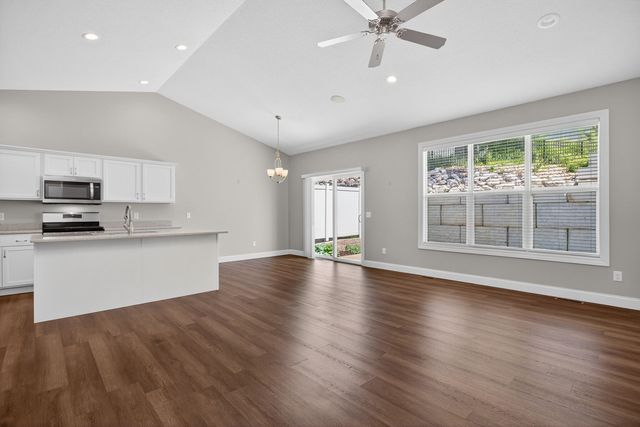 5653 E Creekside Lane, Bettendorf, IA 52722