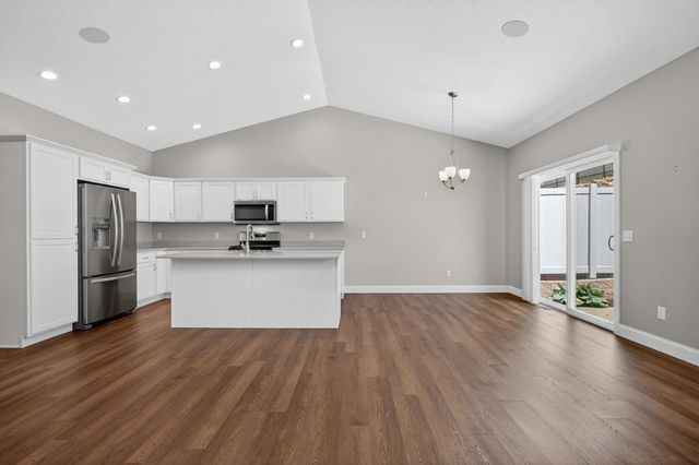 5653 E Creekside Lane, Bettendorf, IA 52722