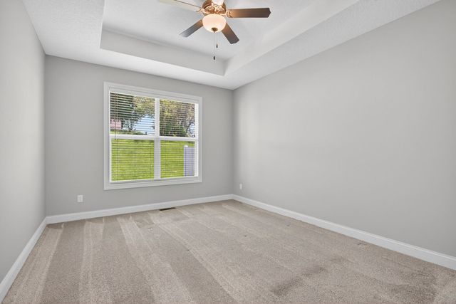 5653 E Creekside Lane, Bettendorf, IA 52722