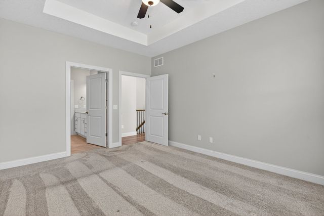 5653 E Creekside Lane, Bettendorf, IA 52722