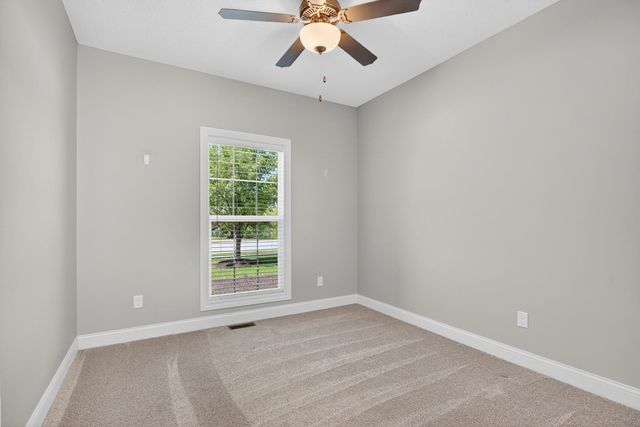 5653 E Creekside Lane, Bettendorf, IA 52722
