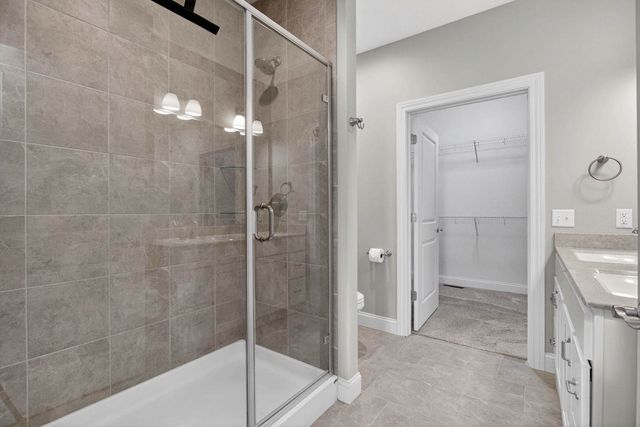 5653 E Creekside Lane, Bettendorf, IA 52722