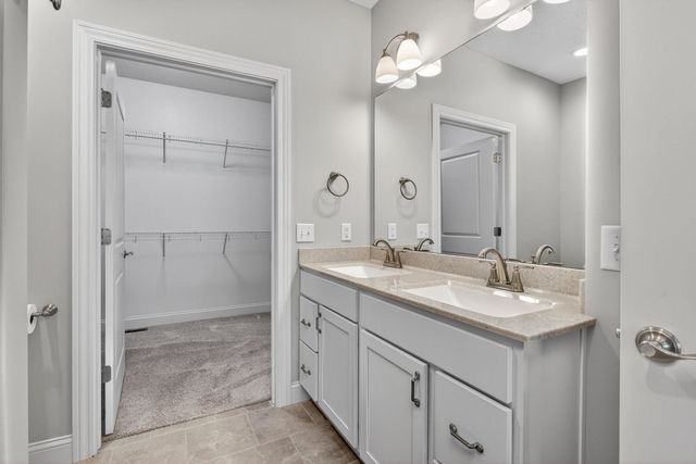 5653 E Creekside Lane, Bettendorf, IA 52722