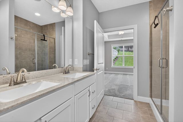 5653 E Creekside Lane, Bettendorf, IA 52722