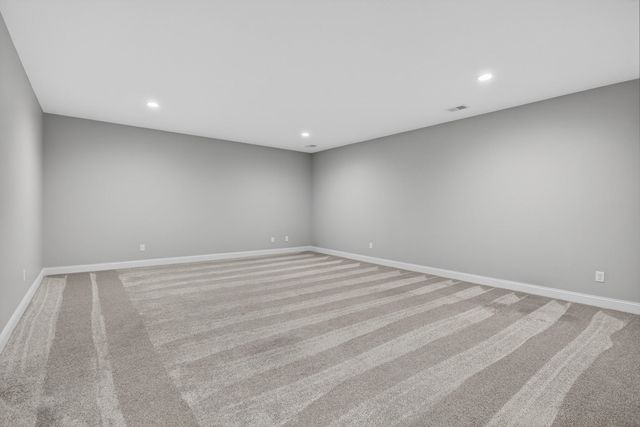 5653 E Creekside Lane, Bettendorf, IA 52722