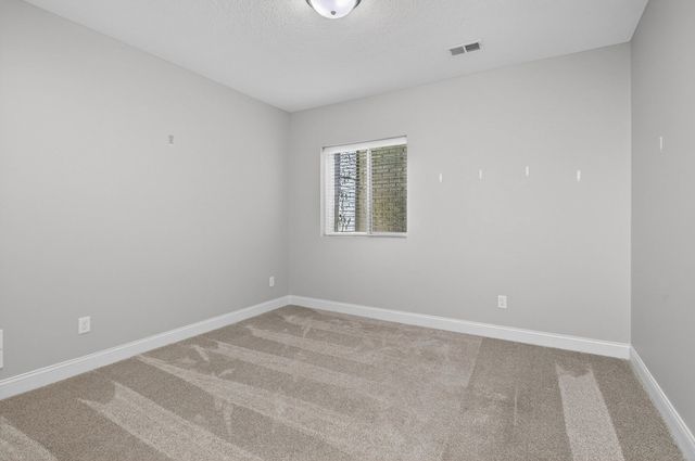 5653 E Creekside Lane, Bettendorf, IA 52722