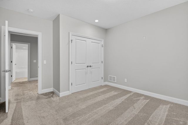 5653 E Creekside Lane, Bettendorf, IA 52722
