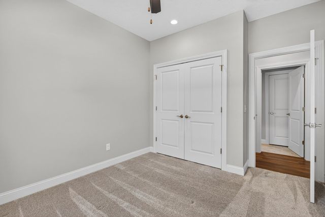 5653 E Creekside Lane, Bettendorf, IA 52722