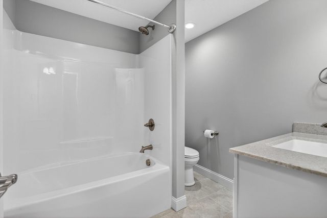 5653 E Creekside Lane, Bettendorf, IA 52722
