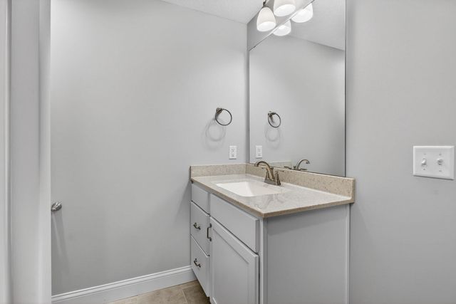 5653 E Creekside Lane, Bettendorf, IA 52722