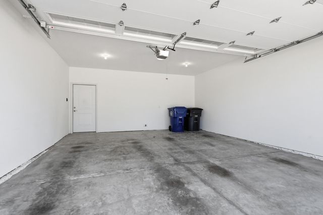 5653 E Creekside Lane, Bettendorf, IA 52722