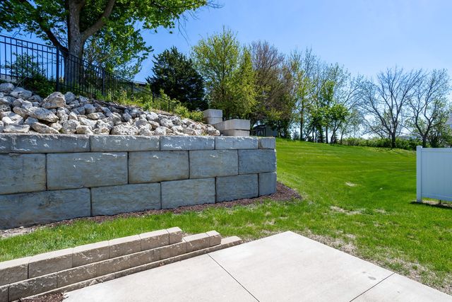 5653 E Creekside Lane, Bettendorf, IA 52722