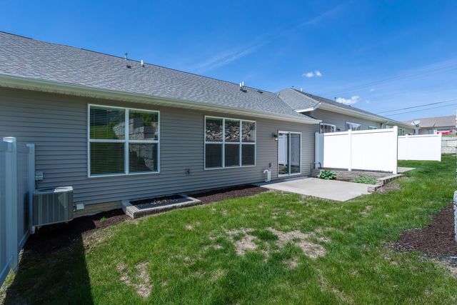 5653 E Creekside Lane, Bettendorf, IA 52722