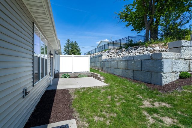 5653 E Creekside Lane, Bettendorf, IA 52722