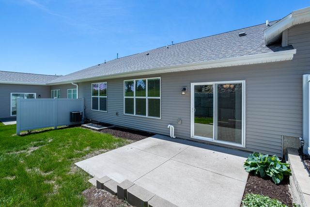 5653 E Creekside Lane, Bettendorf, IA 52722