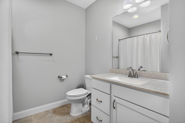 5653 E Creekside Lane, Bettendorf, IA 52722