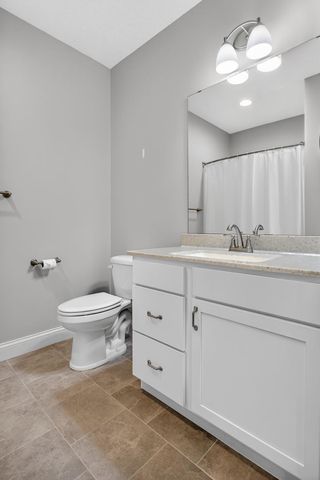 5653 E Creekside Lane, Bettendorf, IA 52722
