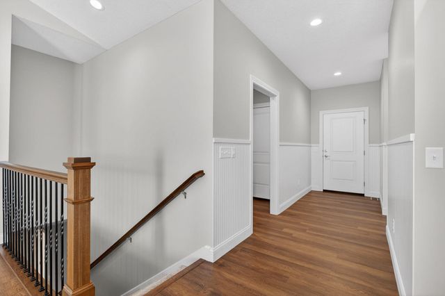 5653 E Creekside Lane, Bettendorf, IA 52722