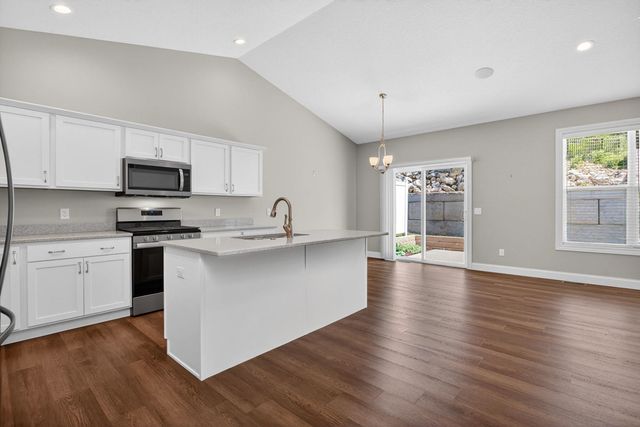 5653 E Creekside Lane, Bettendorf, IA 52722