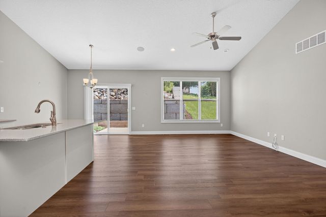 5653 E Creekside Lane, Bettendorf, IA 52722
