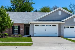 5653 E Creekside Lane, Bettendorf, IA 52722