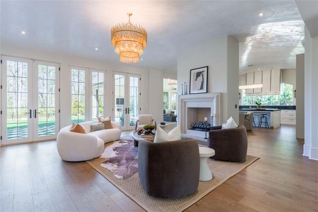 914 Buckingham NW Circle, Atlanta, GA 30327