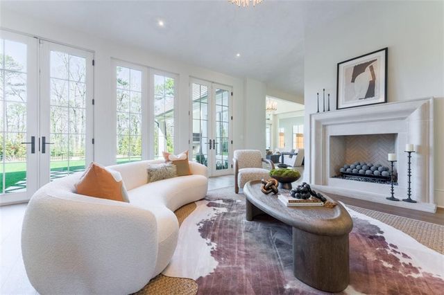 914 Buckingham NW Circle, Atlanta, GA 30327