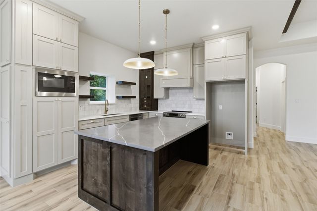 713 Club Oak Drive, River Oaks, TX 76114