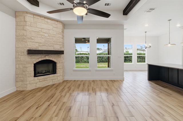 713 Club Oak Drive, River Oaks, TX 76114