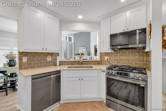 9859 Hawthorne Glen Drive, Grosse Ile, MI 48138