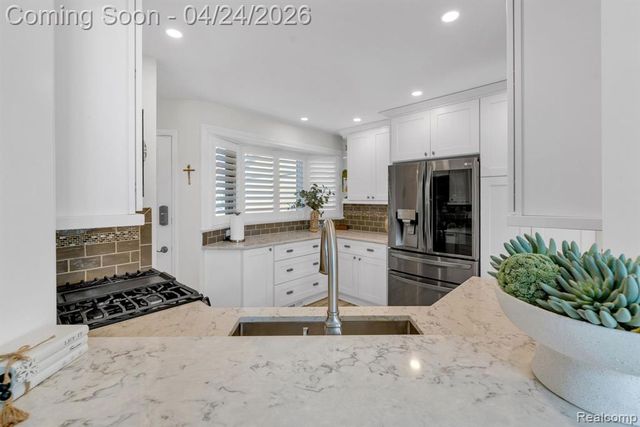 9859 Hawthorne Glen Drive, Grosse Ile, MI 48138