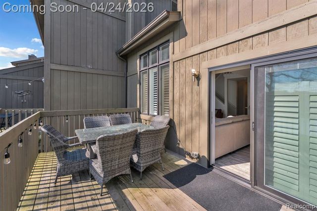 9859 Hawthorne Glen Drive, Grosse Ile, MI 48138