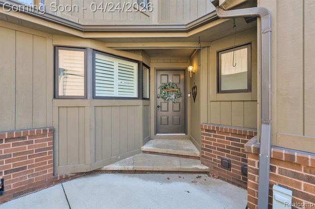 9859 Hawthorne Glen Drive, Grosse Ile, MI 48138