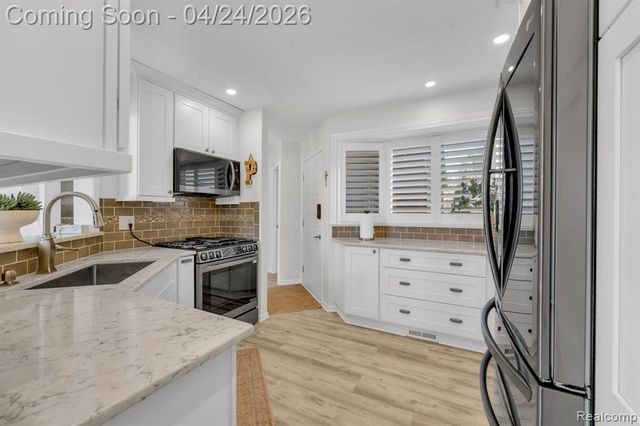 9859 Hawthorne Glen Drive, Grosse Ile, MI 48138