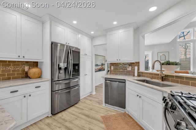 9859 Hawthorne Glen Drive, Grosse Ile, MI 48138