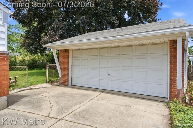 347 Hecht Drive, Madison Heights, MI 48071