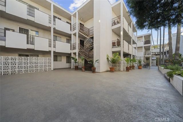 4445 Cartwright Avenue 106, Toluca Lake, CA 91602
