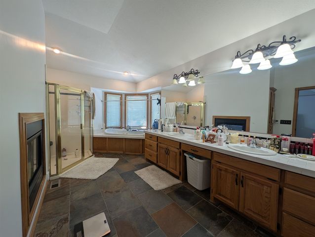 8253 E Oxford Ct, Wichita, KS 67226