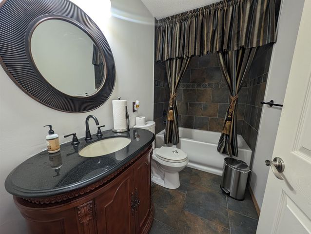 8253 E Oxford Ct, Wichita, KS 67226
