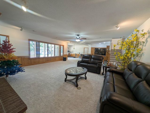 8253 E Oxford Ct, Wichita, KS 67226