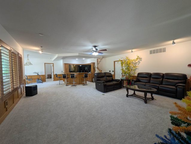 8253 E Oxford Ct, Wichita, KS 67226