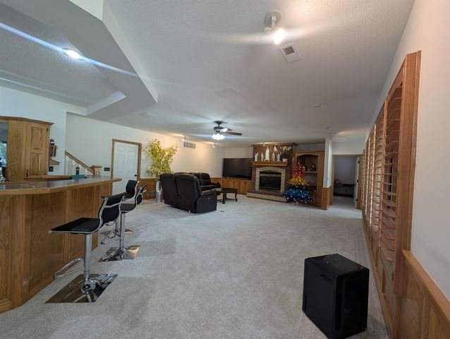 8253 E Oxford Ct, Wichita, KS 67226