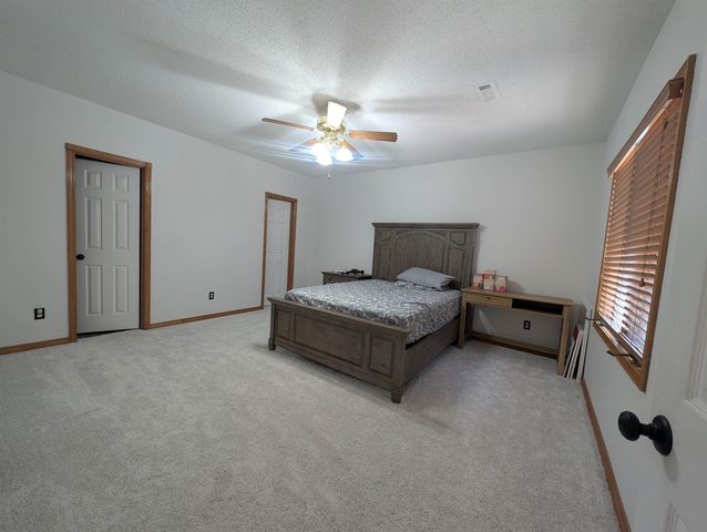 8253 E Oxford Ct, Wichita, KS 67226