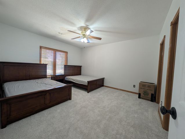 8253 E Oxford Ct, Wichita, KS 67226
