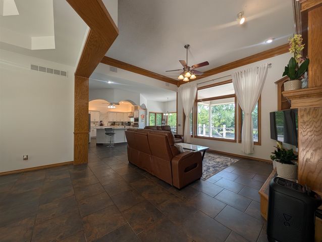 8253 E Oxford Ct, Wichita, KS 67226