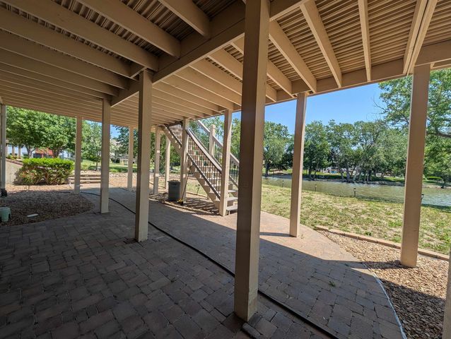 8253 E Oxford Ct, Wichita, KS 67226