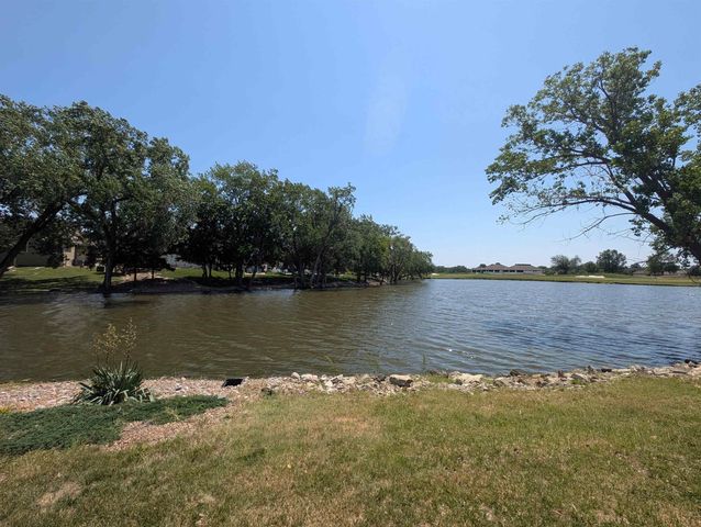 8253 E Oxford Ct, Wichita, KS 67226