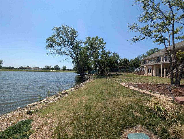 8253 E Oxford Ct, Wichita, KS 67226
