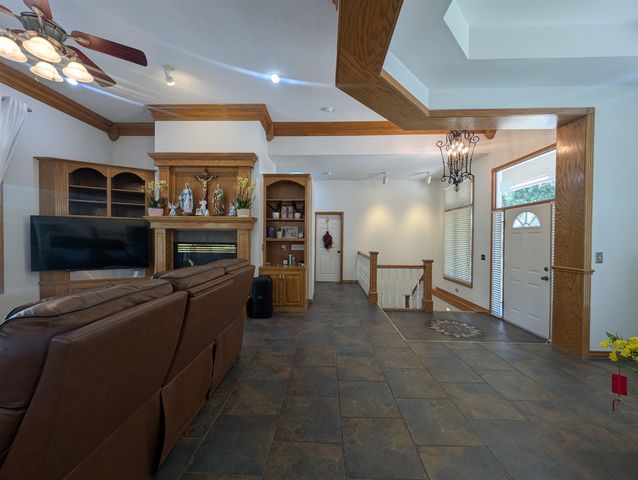 8253 E Oxford Ct, Wichita, KS 67226